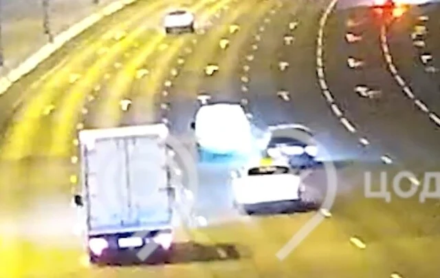  Очередное ДТП на МКАД: водитель легкового автомобиля при перестроении не заметил фургон