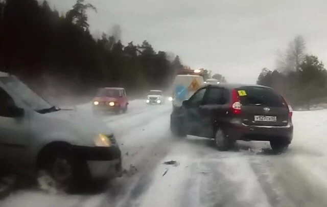  ДТП под Тюменью: водитель «Логана» не справился с управлением и столкнулся с двумя автомобилями