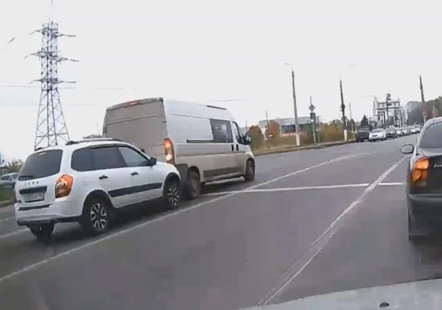  В Курске водитель микроавтобуса решил сдать назад и въехал в стоящую &laquo;Гранту&raquo;