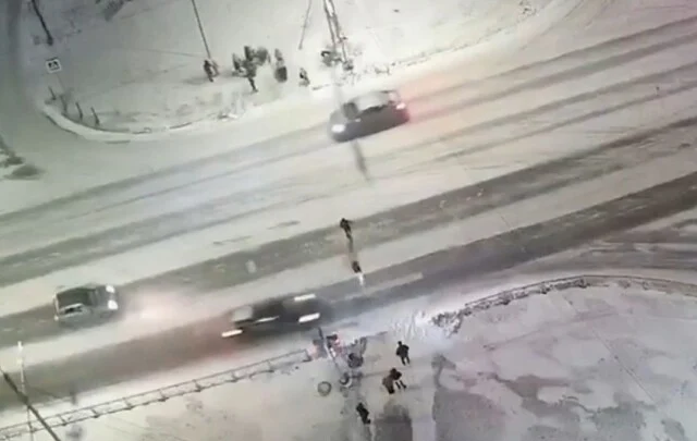  «Оба на красный!». Камера запечатлела момент наезда на пешехода в Вологде