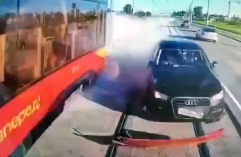  «Опаздывал на тренировку»: в Верхней Пышме водитель на большой скорости столкнулся с двумя трамв