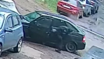  &laquo;Не пожалели ни машину, ни шлагбаум&raquo;: в Кирове молодые люди на &laquo;Приоре&raquo; снесли шлагбаум и скрыли