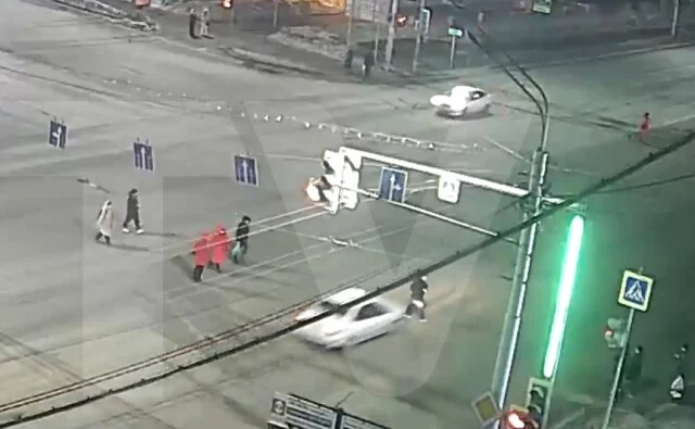  «Переходила дорогу на красный»: «Лада Гранта» сбила школьницу на одной из улиц Уфы