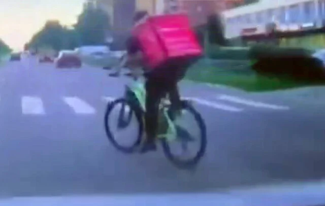  В Обнинске автомобиль сбил курьера «Самоката»