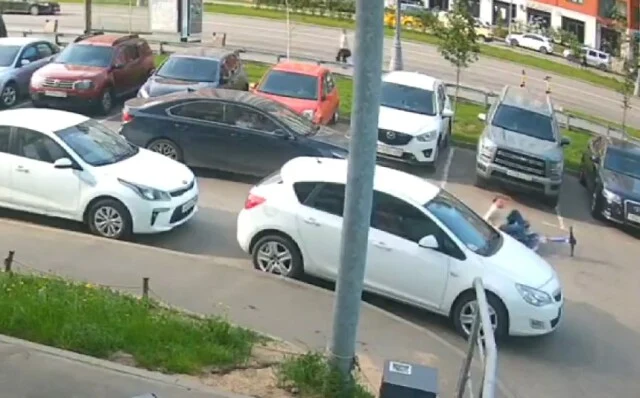  &laquo;Остался без части зубов&raquo;: ребенок на электросамокате попал под колеса