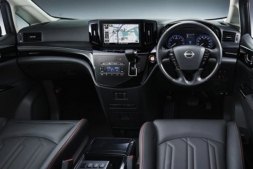 Nissan Elgrand предыдущего поколения
