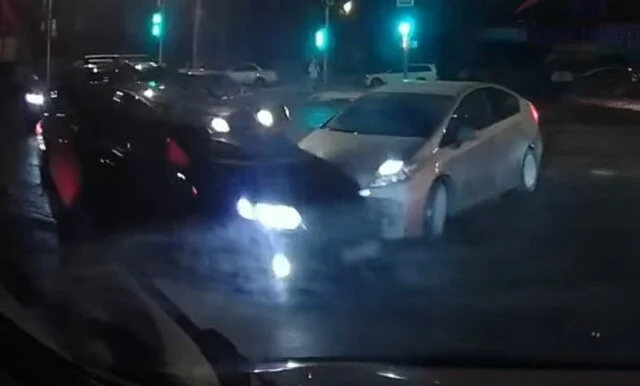  Классика левых поворотов: два автомобиля столкнулись на перекрестке в Красноярске