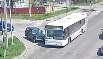  &laquo;Высадил пассажиров и скрылся&raquo;: автобус столкнулся с легковым автомобилем на перекрестке в Липец