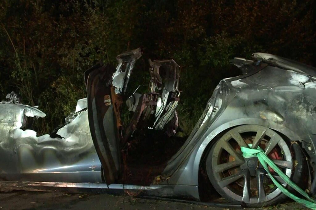 &#1042; &#1043;&#1077;&#1088;&#1084;&#1072;&#1085;&#1080;&#1080; &#1074;&#1086;&#1076;&#1080;&#1090;&#1077;&#1083;&#1100; &#1080; &#1076;&#1074;&#1086;&#1077; &#1076;&#1077;&#1090;&#1077;&#1081; &#1087;&#1086;&#1075;&#1080;&#1073;&#1083;&#1080; &#1074; &amp;#171;&#1058;&#1077;&#1089;&#1083;&#1077;&amp;#187; &#1080;&#1079;-&#1079;&#1072; &#1079;&#1072;&#1073;&#1083;&#1086;&#1082;&#1080;&#1088;&#1086;&#1074;&#1072;&#1085;&#1085;&#1099;&#1093; &#1088;&#1091;&#1095;&#1077;&#1082; &#1076;&#1074;&#1077;&#1088;&#1077;&#1081;