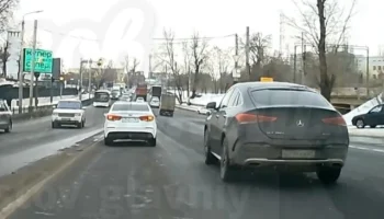  В Ростове водитель &laquo;Мерседеса&raquo; выехал на перекресток на красный и протаранил два автомобиля