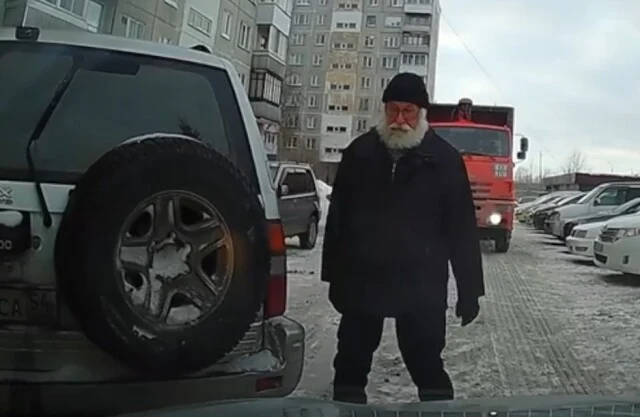  Новогодний &laquo;подарочек&raquo;: в Новосибирске &laquo;Дед Мороз&raquo; на внедорожнике устроил ДТП