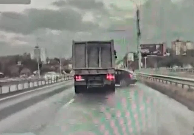  В Могилёве самосвал прижал к отбойнику легковой автомобиль