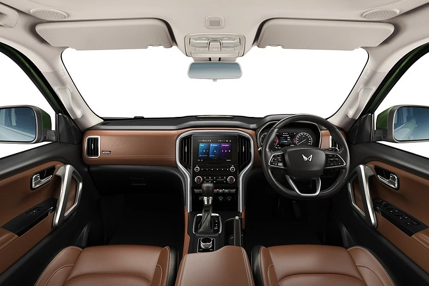 Интерьер дореформенного топового Mahindra Scorpio-N