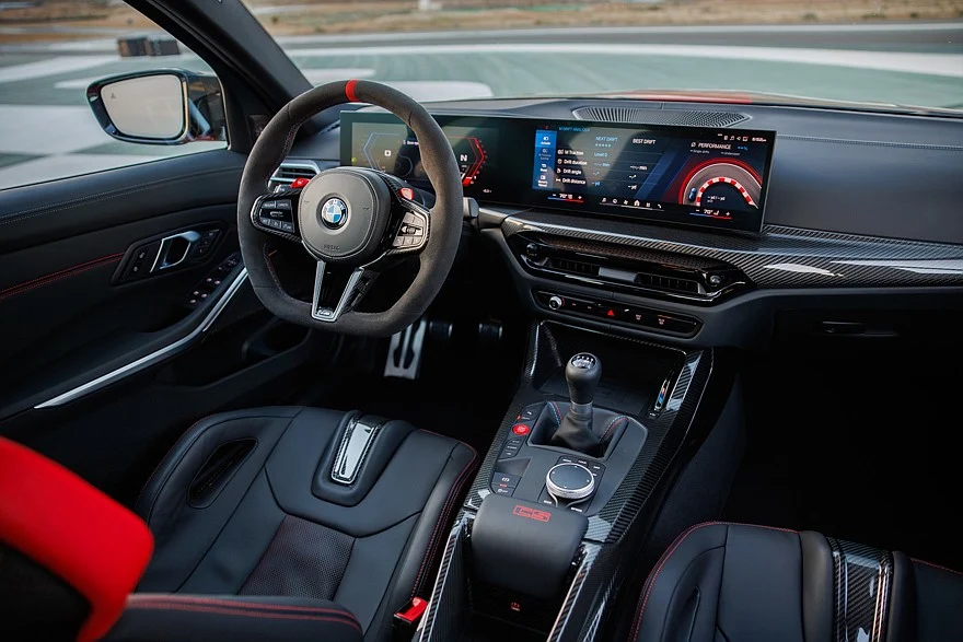На фото: салон BMW M3 CS Handschalter