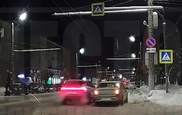  Момент ДТП в Кирове: водитель кроссовера уходил от столкновения с &laquo;Ладой&raquo; и подрезал Renault