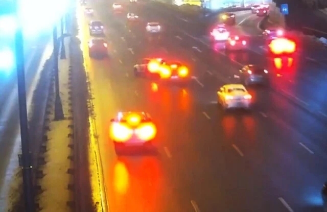  Два автомобиля столкнулись на внутренней стороне МКАД