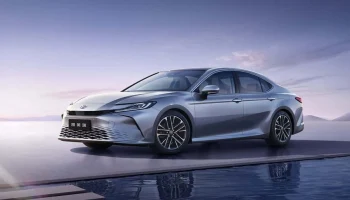 Обновлённая Toyota Camry: увеличенный экран, &laquo;хрусталь&raquo; и кое-что ещё