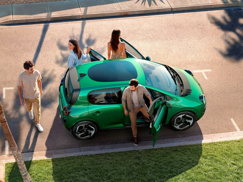 Новый Renault Twingo обрёл необычную панорамную крышу в форме картофелины