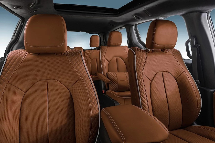 На фото: салон актуального минивэна Chrysler Pacifica