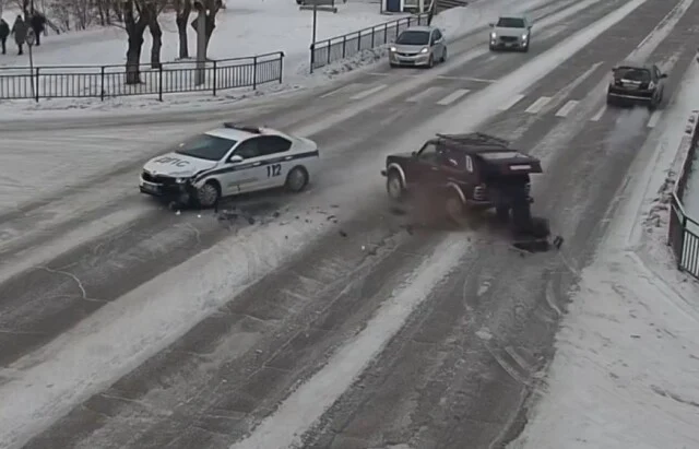 Водитель «Нивы» не пропустил автомобиль ДПС на перекрестке в Улан-Удэ