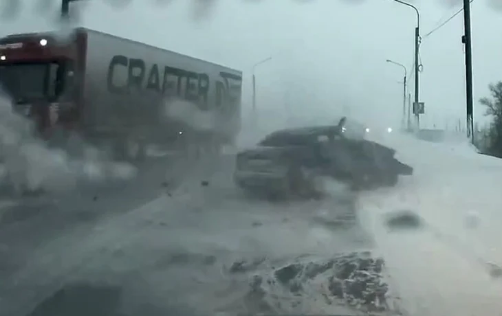  Chevrolet Lanos столкнулся с фурой на обходе Вологды