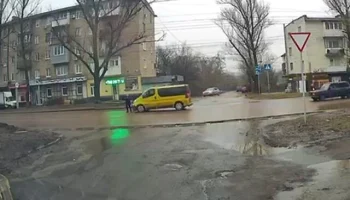  Женщина попала под колеса микроавтобуса в Макеевке