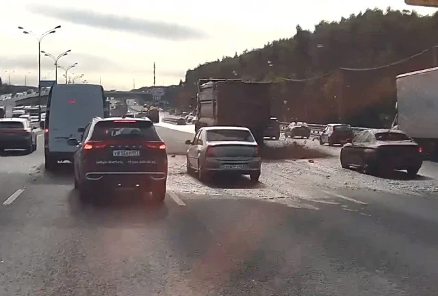  &laquo;Битум&raquo; выплеснулся на легковые автомобили на МКАД