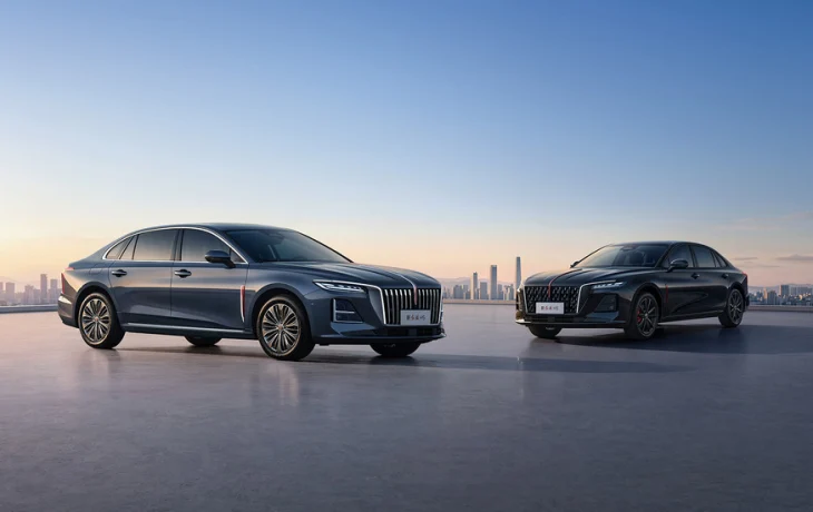 Обновлённый седан Hongqi H5 поступил в продажу, компанию ему составил улучшенный минивэн HQ9