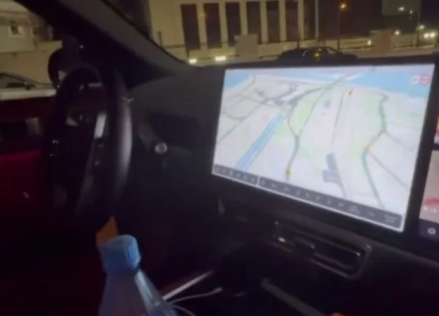  В Казани сотрудники ДПС остановили электромобиль, который ехал по дороге без водителя