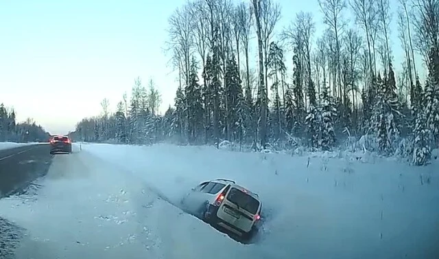  В Ленобласти водитель &laquo;Ларгуса&raquo; при обгоне столкнулся со встречным автомобилем