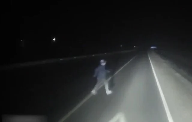  Под Костромой мужчина перебегал дорогу и попал под фуру