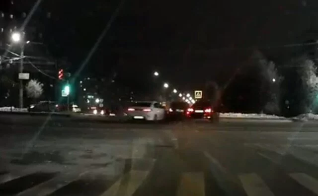  В Чебоксарах водитель автомобиля Kia Rio пытался пролететь два светофора на красный и попал в ДТ