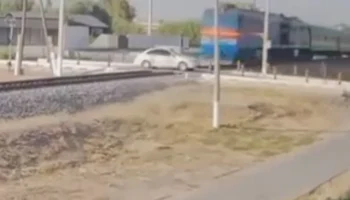  &laquo;Когда баран за рулём&raquo;: четыре человека погибли после столкновения поезда с автомобилем в Киргиз