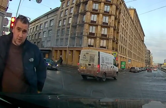  &laquo;Ехал и никого не трогал&raquo;: водитель поворачивал направо с левой полосы и устроил ДТП