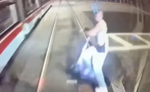  В Петербурге парень на самокате пошел на таран трамвая