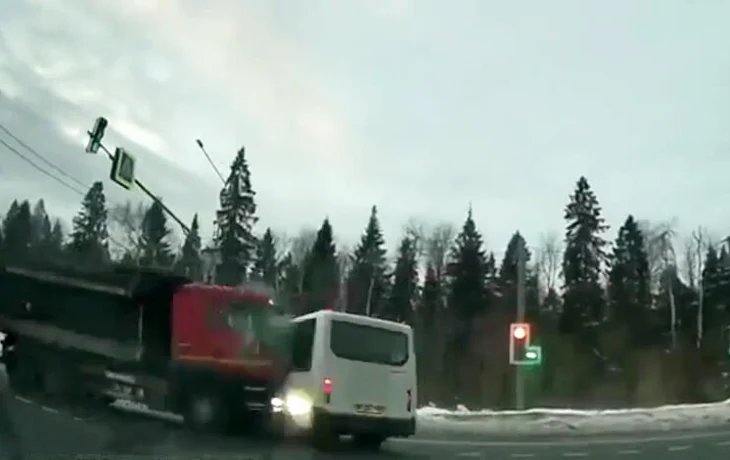  &laquo;Проехал на красный&raquo;: двое стали жертвами ДТП с участием маршрутки и грузовика в Подмосковье