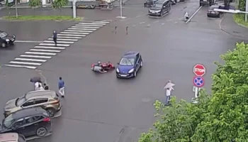  51-летняя женщина не уступила дорогу мотоциклу на перекрестке в Петрозаводске