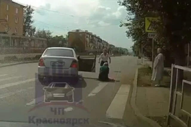  В Красноярске водитель легкового автомобиля поворачивал направо и сбил пешехода