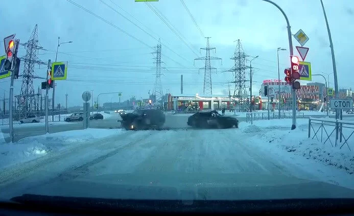  Omoda и Lada столкнулись на перекрестке в Санкт-Петербурге: пострадали четверо