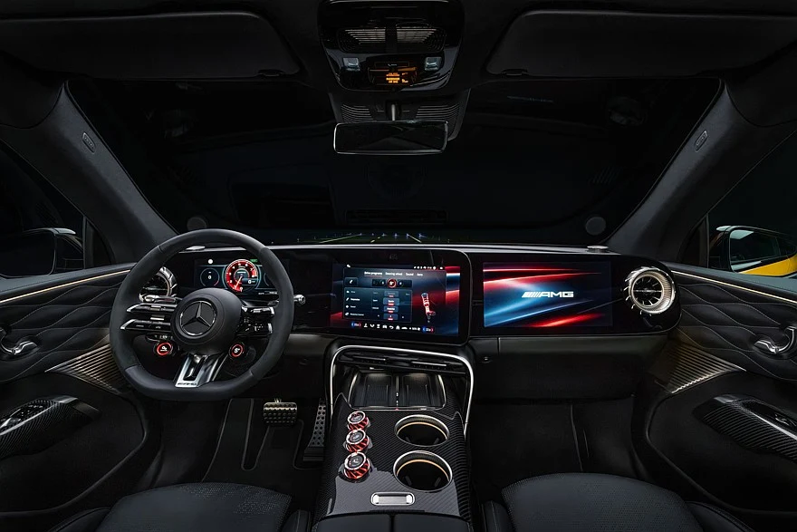 На фото: На фото: салон Mercedes‑AMG GT 63 SUV