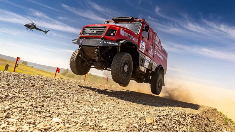 МАЗ проехал 140 км с поврежденным колесом на 4-м этапе «Шелкового пути». Фото