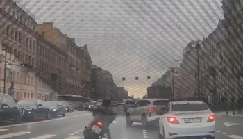  &laquo;Не остановился и уехал&raquo;: автомобиль и мотоцикл столкнулись на Невском проспекте в Петербурге