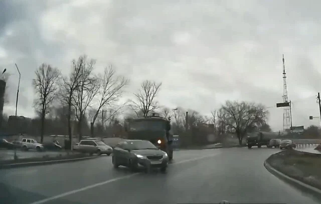  В Рязани водитель легковушки при перестроении пошел на таран КамАЗа