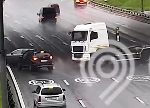  «Водитель тягача не смог затормозить»: камеры зафиксировали момент очередного ДТП на МКАД