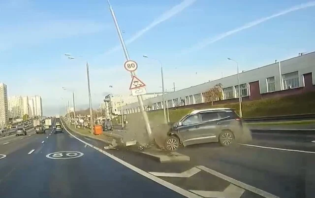  Кроссовер врезался в разделительное ограждение на Варшавском шоссе в Москве