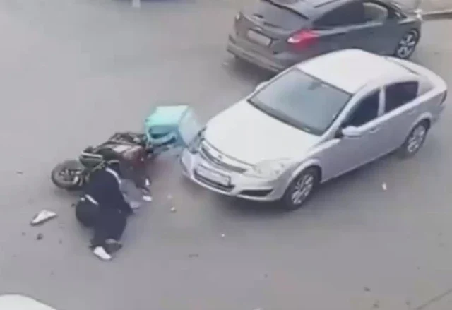  Курьер на электровелосипеде попал в ДТП в одном из дворов Казани