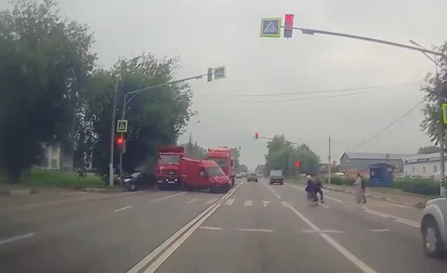  В Подольске грузовик столкнулся с несколькими стоящими на светофоре автомобилями