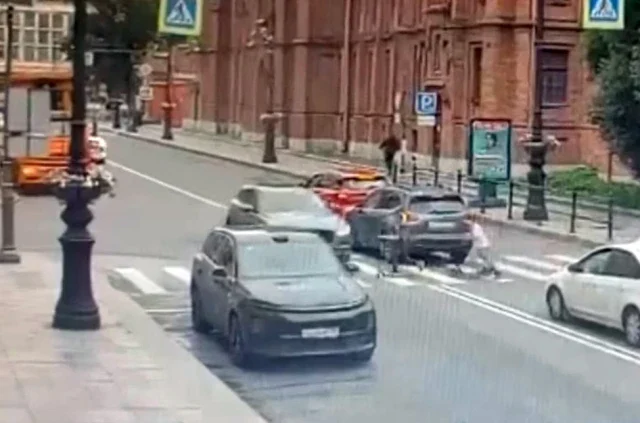  Ребенка на самокате сбили на Лиговском проспекте в Петербурге