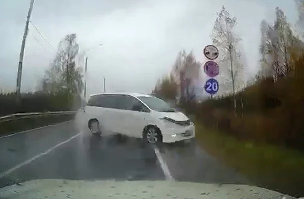  «Случился сердечный приступ»: во Владимирской области минивэн вылетел на встречную и столкнулся 