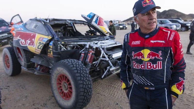 «Травм нет — вернусь к тренировкам»: Сайнс — об аварии на «Дакаре»